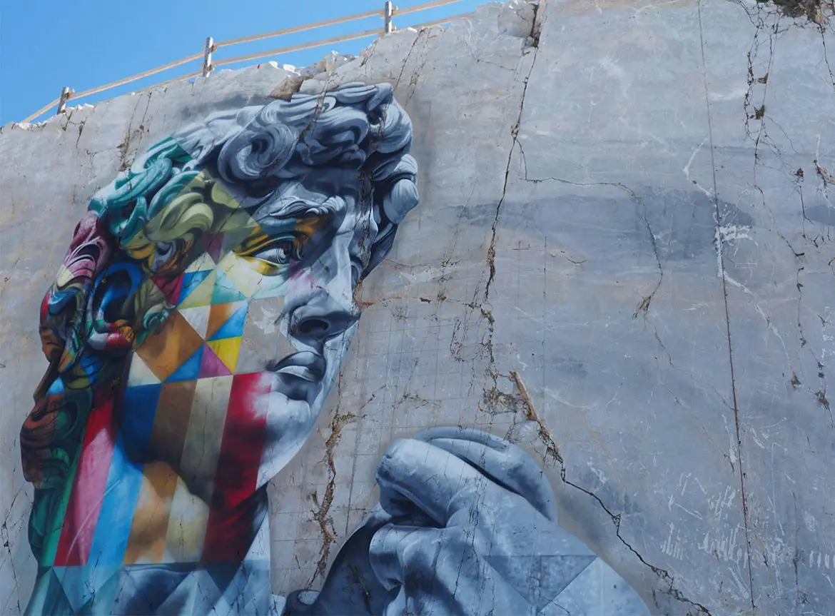 Il David di Kobra fra le cave di Carrara