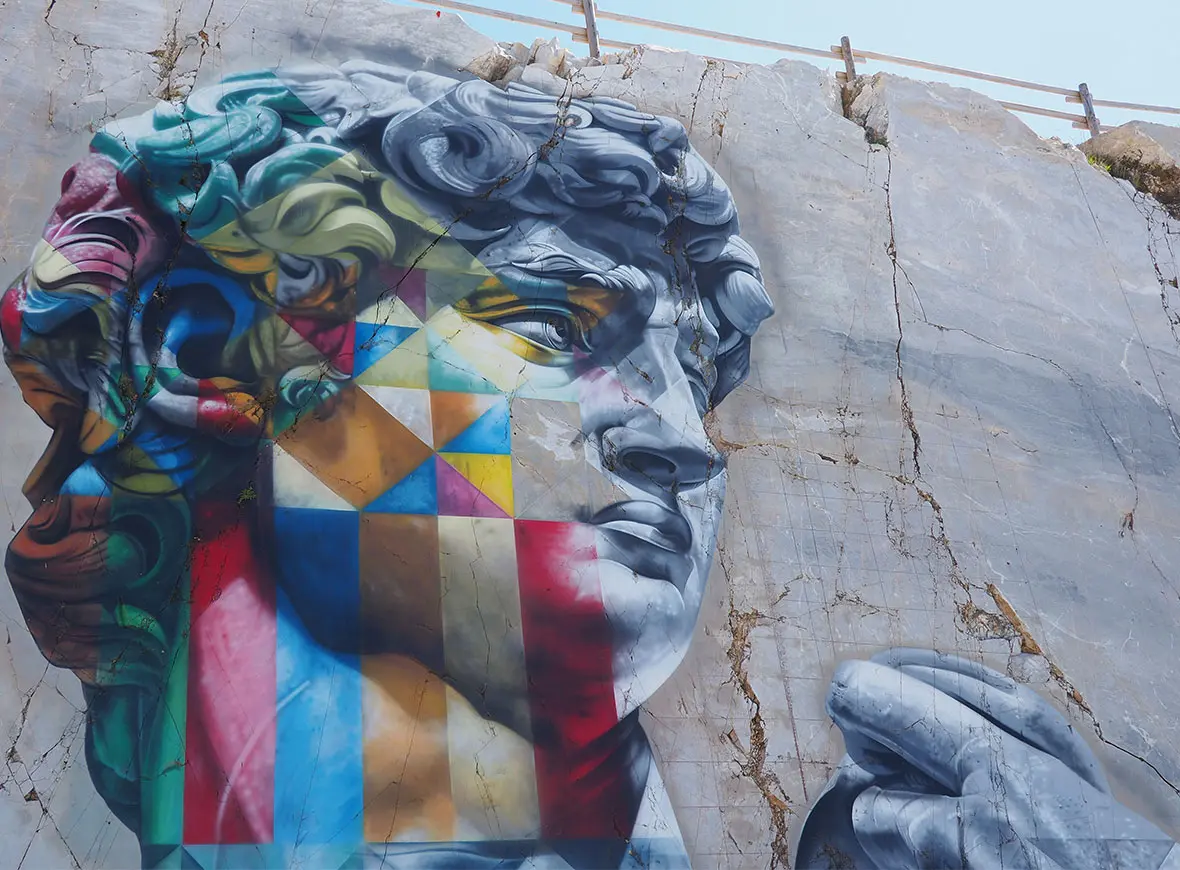 Il murale di Kobra fra le cave di marmo