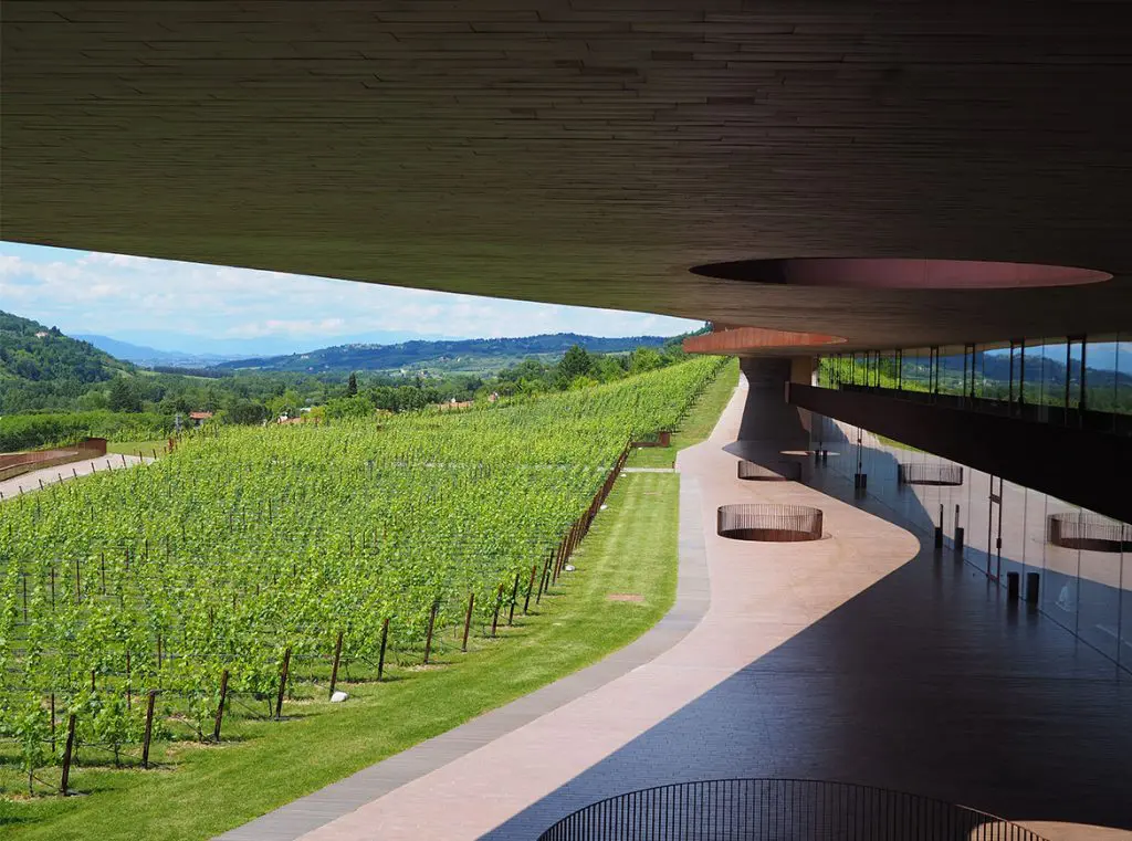Specchi e materiali sostenibili alla Cantina Antinori