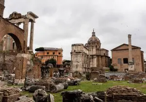Passeggiata attraverso i Fori Imperiali a Roma