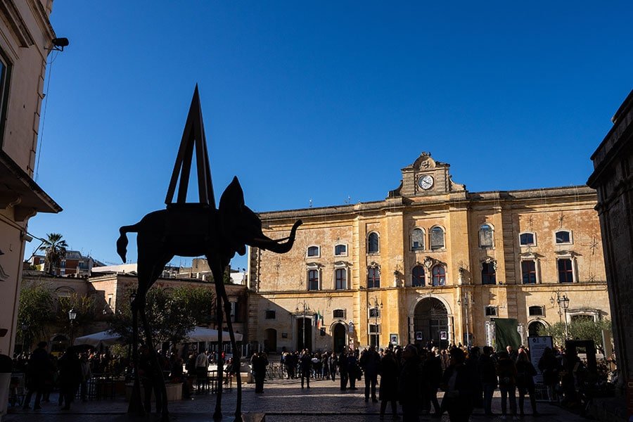 Piazza Vittorio Veneto, il Palazzo dell'Annunziata e Dalì a Matera