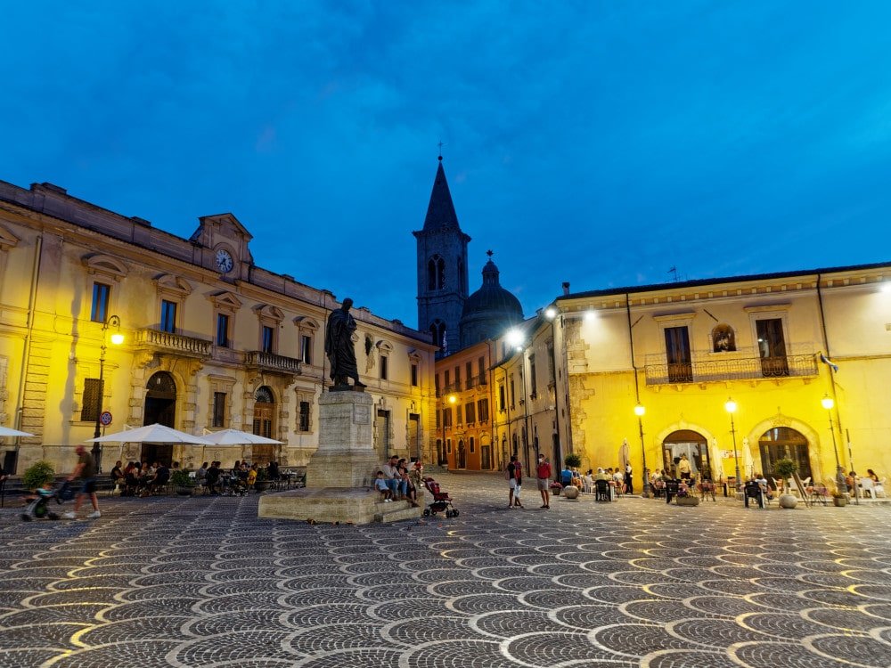 Piazza XX Settembre e Statua di Ovidio a Sulmona