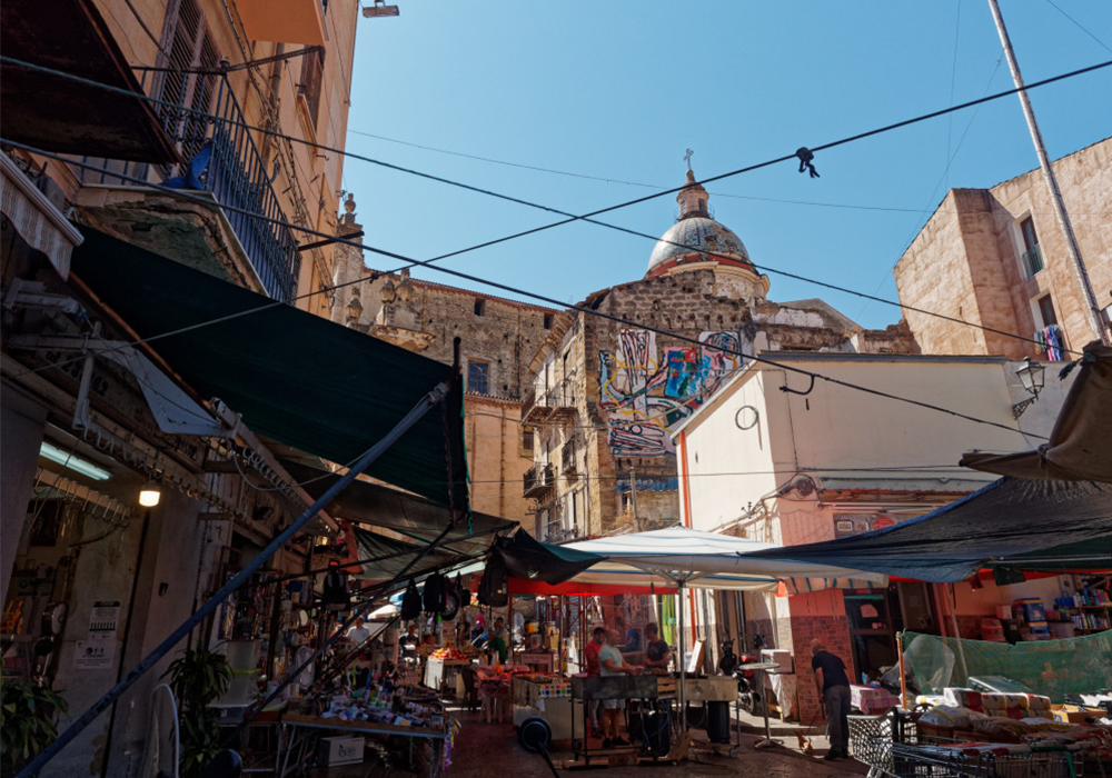 Le bancarelle e i murales di Ballarò a Palermo