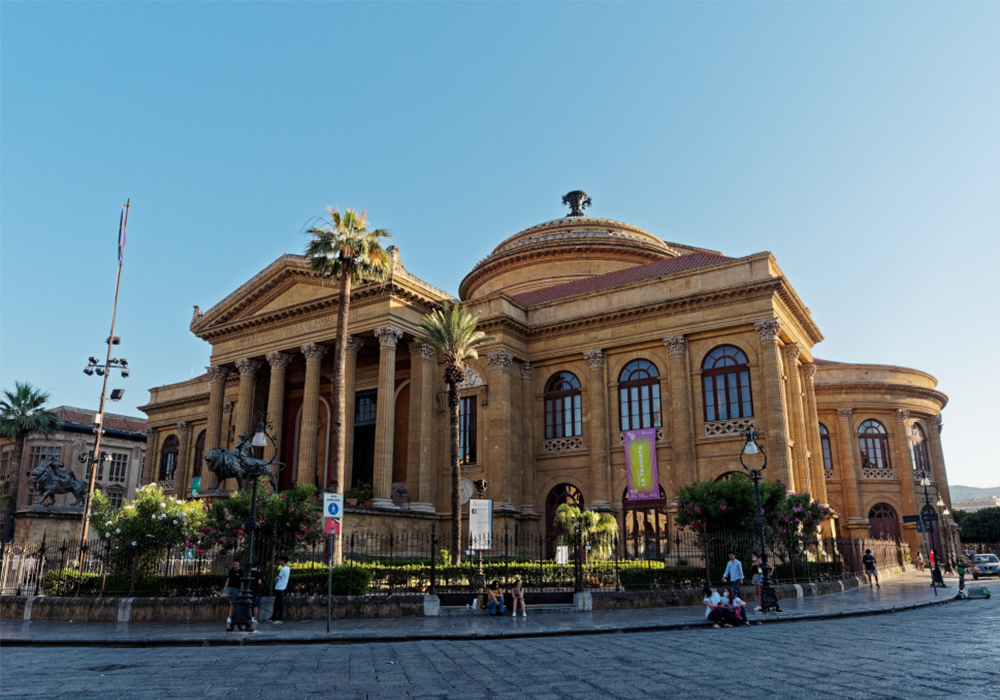 Facciata in stile neoclassico per il Teatro Massimo di Palermo