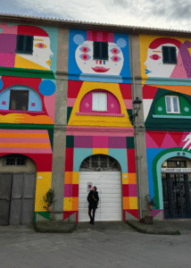 Murales di Gio Pistone a Riparbella, in Toscana