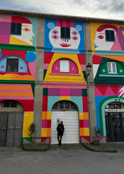 Murales di Gio Pistone a Riparbella, in Toscana