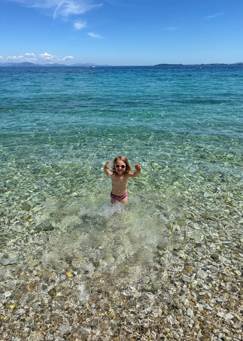 Al mare a Corfù con bambini piccoli
